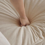 Fauteuil simple en chenille beige avec pouf et double coussin – Simple