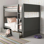 Lit superposé double (sommier et lit supérieur) en bois massif gris/blanc avec tiroir gigogne simple et tête de lit à panneaux – 3 couchages