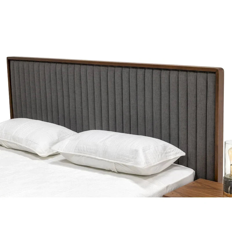Lit plateforme style Mid-Century en placage de noyer et tissu gris avec pieds épingles noirs et dorés – Queen / King / Cal King