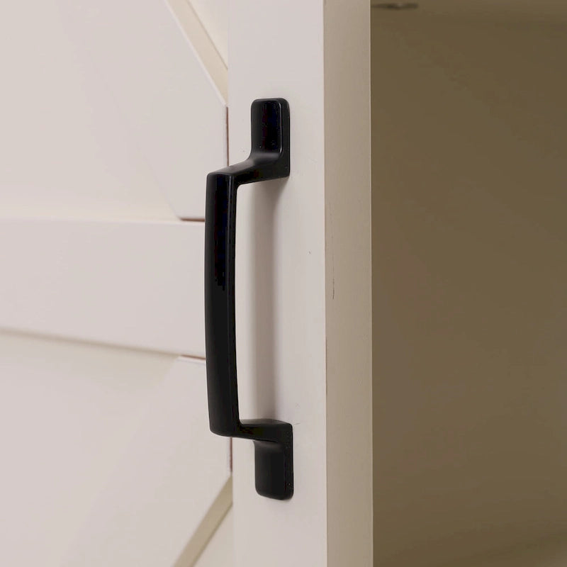 Meuble de rangement de salle de bain sur pied de style rustique, peint couleur ivoire, avec porte coulissante de grange – Simple