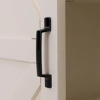 Meuble de rangement de salle de bain sur pied de style rustique, peint couleur ivoire, avec porte coulissante de grange – Simple