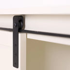 Meuble de rangement de salle de bain sur pied de style rustique, peint couleur ivoire, avec porte coulissante de grange – Simple