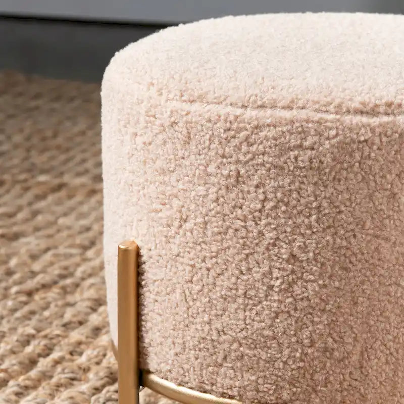 Tabouret rond rembourré en sherpa crème avec pieds en métal doré – Vendu à l'unité
